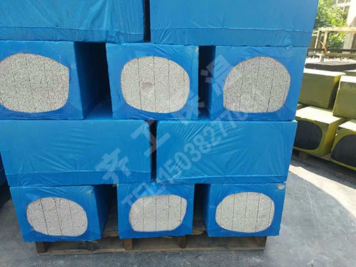 擠塑板是以聚苯乙烯輔以聚合物在加熱混合的同時，注入催化劑，然后擠塑押出連續(xù)性閉孔發(fā)泡的硬質(zhì)泡沫塑料板，其內(nèi)部為獨立的密閉式氣泡結(jié)構(gòu)，是一種具有吸水率低、高抗壓、質(zhì)輕、防潮、不透氣、超抗老化、耐腐蝕、導(dǎo)熱系數(shù)低等優(yōu)異性能的環(huán)保型保溫材料。  擠塑板廣泛應(yīng)用于干墻體保溫、平面混凝土屋頂及鋼結(jié)構(gòu)屋頂?shù)谋兀蜏貎Σ氐孛?、機場跑道、泊車平臺、高速公路等領(lǐng)域的防潮保溫，控制地面凍脹，是目前建筑業(yè)物美價廉、品質(zhì)俱佳的隔熱、防潮材料。擠塑板優(yōu)勢有哪些？  1、擠塑板生產(chǎn)的擠塑板具有優(yōu)越的抗水、防潮性  擠塑板具有緊密的閉孔結(jié)構(gòu)，聚苯乙烯分子結(jié)構(gòu)本身不吸水，板材的正反面都沒有縫隙，因此吸水率極低，防潮和防滲透性能極佳。  擠塑板  2、防腐蝕、經(jīng)久耐用性  一般的硬質(zhì)發(fā)泡保溫材料使用幾年后易老化，隨之導(dǎo)致吸水造成性能下降。而擠塑板因具有優(yōu)異的防腐蝕、防老化性、保溫性、在高水蒸氣壓力下，仍能保持其優(yōu)異的性能，使用壽命可達30-40年。   3、具有優(yōu)異、持久的隔熱保溫性  盡可能更低的導(dǎo)熱系數(shù)是所有保溫材料追求的目標(biāo)。擠塑板主要以聚苯乙烯為原料制成，而聚苯乙烯原本就是極佳的低導(dǎo)熱原料，再輔以擠塑押出，緊密的蜂窩結(jié)構(gòu)就更為有效地阻止了熱傳導(dǎo)，聚能板導(dǎo)熱系數(shù)為0.028／m。k，具有高熱阻、低線性膨脹率的特性。導(dǎo)熱系數(shù)遠遠低于其它保溫材料。如EPS板、保溫沙漿、發(fā)泡聚氨酯、珍珠巖等。