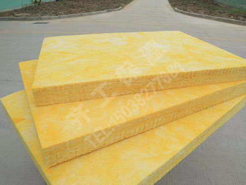 當(dāng)在搬運玻璃棉的時候需要帶防護(hù)工具