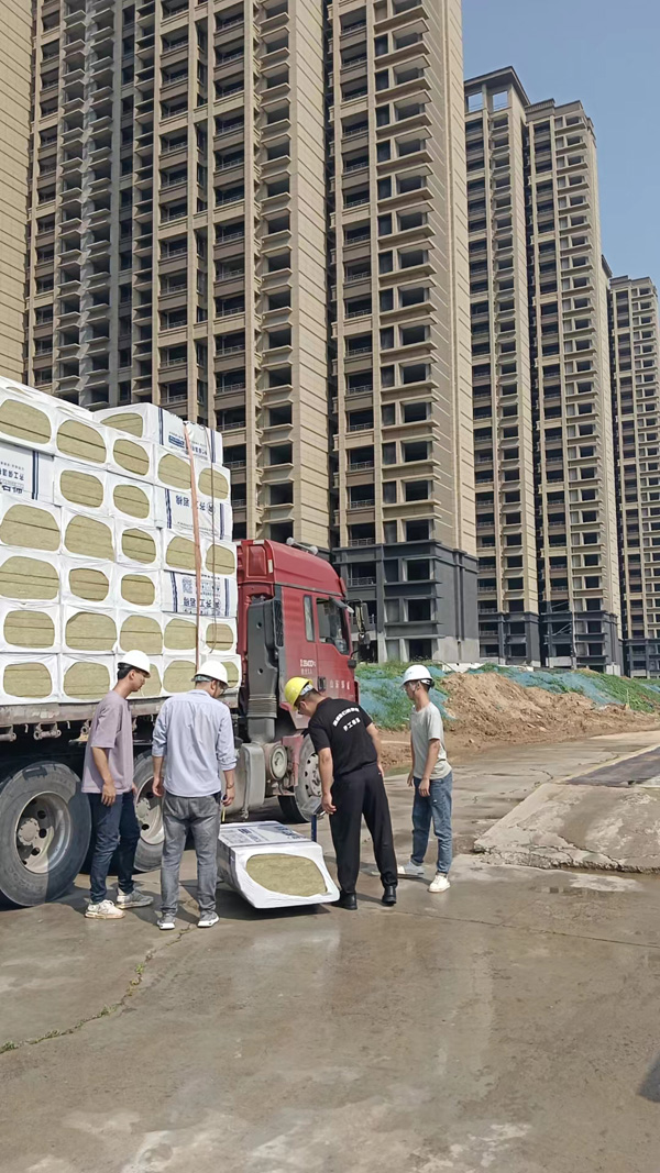巖棉板驗貨現(xiàn)場