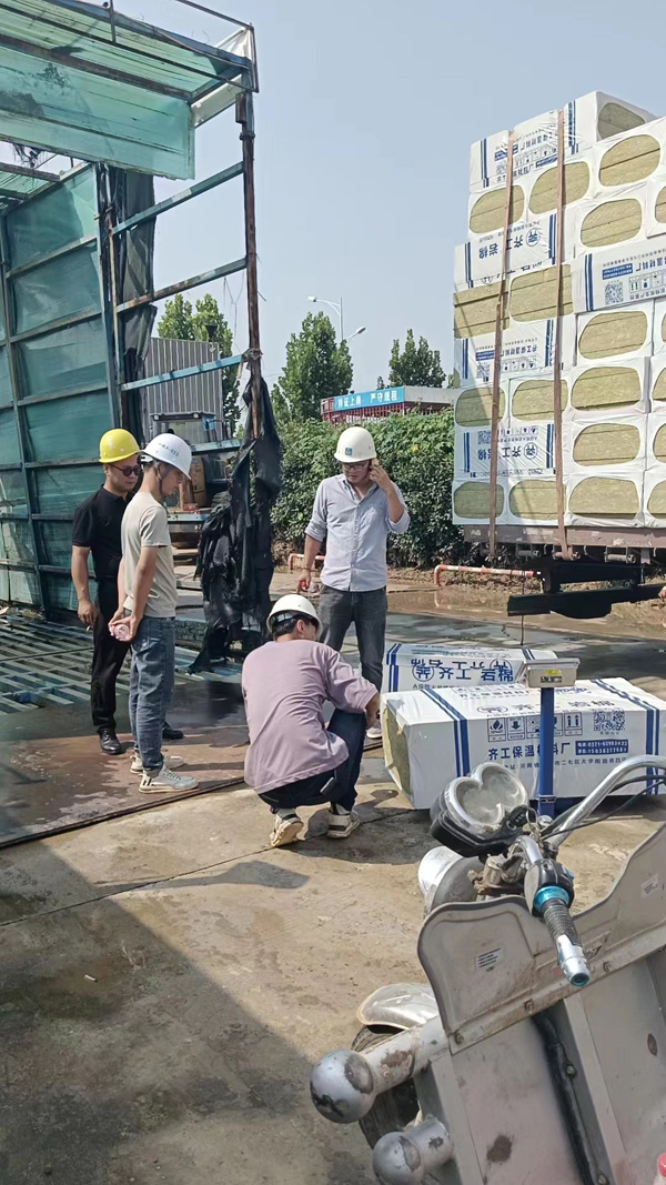 巖棉板驗貨現(xiàn)場